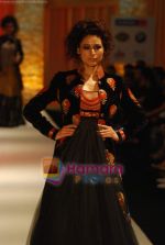 Model walks the ramp for Rohit Bal_s Show on day 3 of HDIL on 8th Oct 2010 (35).JPG